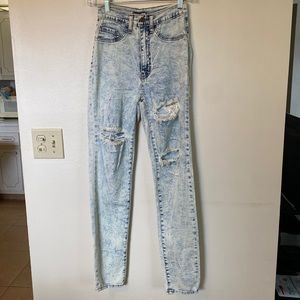 Fashion Nova whitewash Ripped Jeans Size 5